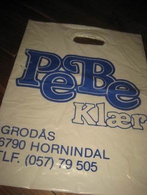 Eldre plastnett med reklame for PeBe Klær, GRODÅS, 6790 HORNINGDAL, Tlf (057) 79505.