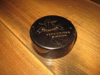 Bakelitt eske med noe innhold PURE SILK TYPEWRITER RIBBON ca 6 5 cm i diameter 40-50 tallet