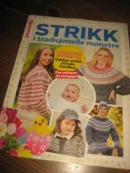STRIKK I TRADISJONELLE MØNSTRE.