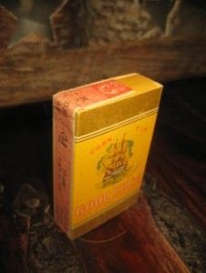 Strøken, uåpna sigaretteske fra 40 tallet, GOOD LUCK, fra Conrad Langaard Tobakksfabrik.