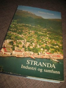 GJERDE, ASBJØRN: STRANDA. Industri og samfunn. 1990.