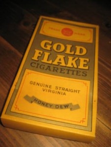 Reklame sigarett eske fra Norsk Engelsk Tobakksfabrik, GOLD FLAKE, fra 40 tallet. Eska er ca 12*22 cm stor, og ble brukt som reklame på krambu disken på den tid.