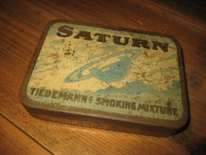 Blikkeske fra Tiedemans Tobaksfabrik, SATURN, TIEDEMAN SMOKING MIXTURE, 40 tallet