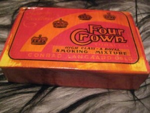 Four Crown Smoking Mixture, fra Conrad Langaard Tobaksfabrik, 50-60 tallet.