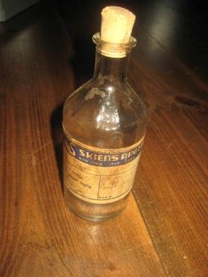 Flaske uten innhold fra SKIENS APOTEK 1953