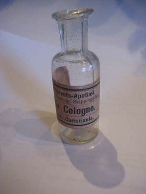 Eau De Cologne fra Jernbanetorvets Apothek A Sch&oslash;yen Christiania Tidleg 1900 Str&oslash;ken flaske og str&oslash;ken etikett