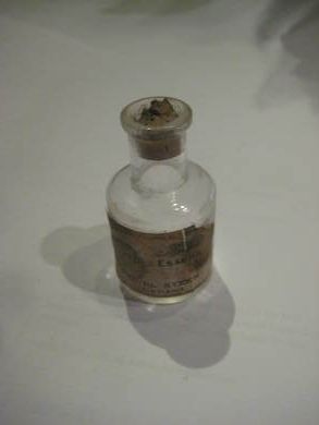 Flaske Tripple Essens fra Rakel Steen Kristiania 30 tallet dette er flaske nr 19