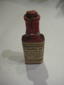 Flaske med innhold, uåpna, HUMMERFARVE TIL FARVING AV HUMMER OG SKALLDYR,fra Jens h. Bye, Gjøvik, 30-40 tallet, dette er flaske nr 26