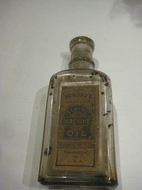 Flaske uten innhold, HOWARD*S SEWING MASHINE OIL, står MADE IN USA på flaska, 30-40 tallet, dette er flaske nr 27