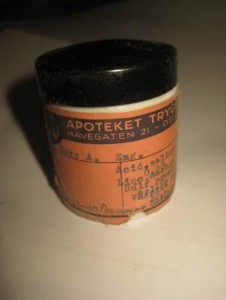 Medisin krukke i porselen fra 1940, med resept, fra APOTKET TRYGG, OSLO,  dette er krukke nr 28