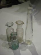 Lot med sm&aring; apoteker flasker fra 30-40 tallet selges under ett dette er nr 13