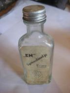 Flaske uten innhold, EN Symaskinolje PRIMA, fra Markar Kjem. Industri, Oslo, tlf 44714. 40 tallet
