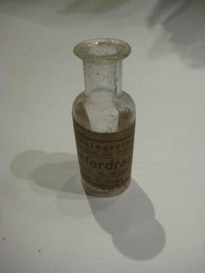 KAMFERDRAAPER fra JERNBANETORVETS APOTEK OSLO tidleg 1900 dette er flaske nr 15
