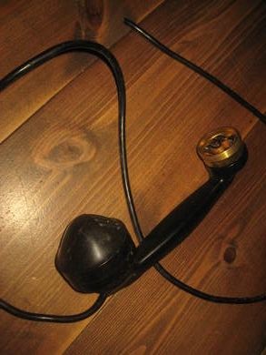 Del av gammel telefon bakelitt noe for deg?