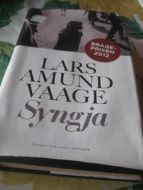 VAAGE, LARS AMUND: SYNGJA. 2012.