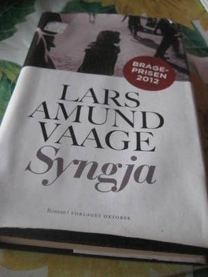 VAAGE, LARS AMUND: SYNGJA. 2012.