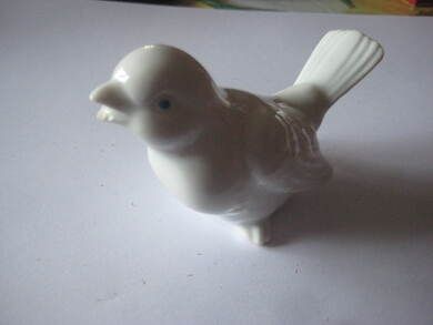 Eldre japansk porselens fugl, ca 10 cm lang.