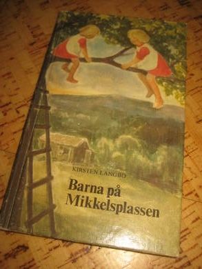 LANGBO, KIRSTEN: BARNA PÅ MIKKELSPLASSEN. 1977