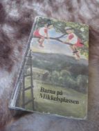 LANGO, KIRSTEN: Barna på Mikkelsplassen. 1977