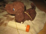 Mekanisk, batteridreven hund fra 50-60 tallet. Må bytte batteri, men lyden, den er der. Japansk.