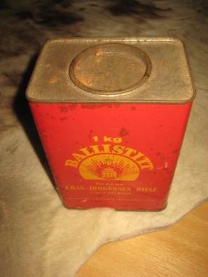Bok uten innhold, 1 KG BALLISTITT for 6.5 mm KRAG JØRGENSEN RIFLE. Fra Raufoss Ammunisjonsfabrik, 30-40 tallet? Ca 11*8 cm stor, 16 cm høg.