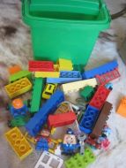 Plastboks med lego, selges under ett.