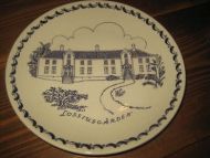 Platte fra serien NORSKE STORG&Aring;RDER OG MINNESTEDER Lossiusg&aring;rden Figgjo