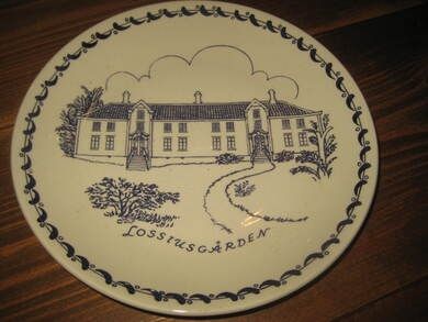 Platte fra serien NORSKE STORG&Aring;RDER OG MINNESTEDER Lossiusg&aring;rden Figgjo