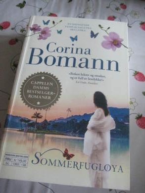 BOMANN, CORINA: SOMMERFUGLØYA. 2016.