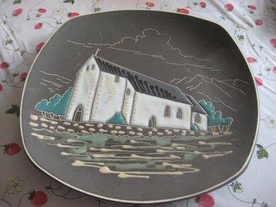 AROL ? Fat, ca 26*26 cm stort, motiv fra KVINNHERRAD KIRKE. Med oppheng for vegg.