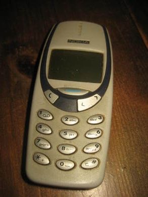 NOKIA grå mobiltelefon fra en del år tilbake i tid Dette er mobil nr 3