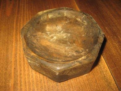 Meget gammel veksleskål i glass hel men med sprekk ca 10 cm i diameter