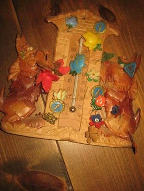 Pappbilde med termometer og med en del nålemerker 40-50 tallet?