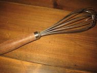Eldre visp med trehandtak, ca 28  cm lang, 60 tallet