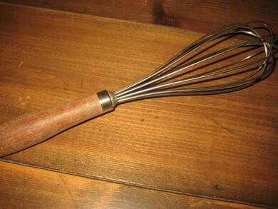 Eldre visp med trehandtak, ca 28  cm lang, 60 tallet