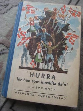 HOLT, KÅRE: HURRA for han som innstifta da'n. 1945