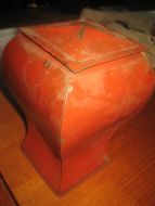 Gammel spesiell boks ca 18 cm høg gammel!