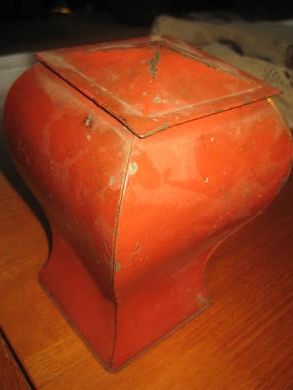 Gammel spesiell boks ca 18 cm høg gammel!