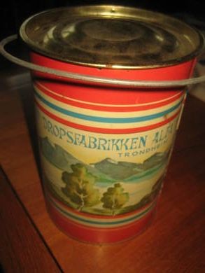 Pent dropsspann fra Dropsfabrikken ALFA, TRONDHEIM, 50-60 tallet. Ca 23 cm høg, 15 cm i diameter, et pent spann med lokk og hank.