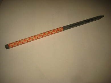 Ubrukt og strøken griffel brukt i skulestova på 1800 tallet og litt inn på 1900 Denne har rødt papir En godbit for den rette samler