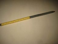 Ubrukt og strøken griffel brukt i skulestova på 1800 tallet og litt inn på 1900 Denne har gult papir En godbit for den rette samler