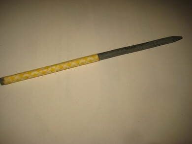 Ubrukt og strøken griffel brukt i skulestova på 1800 tallet og litt inn på 1900 Denne har gult papir En godbit for den rette samler