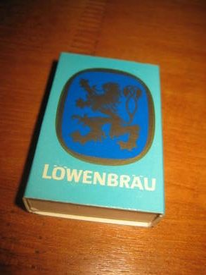 Strøkne reklamefyrstikker med innhold LOWENBRAU