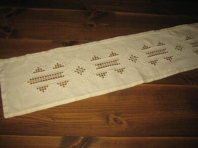 Meget pen hardangersaum duk ca 92*22 cm stor Meget pen Dette er nr 2