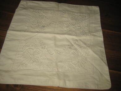 Meget pene broderte putevar ca 39*39 cm store Selges under ett Dette er nr 4