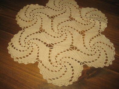 Pen hekla brikke ca 33 cm i diameter Dette er nr 7