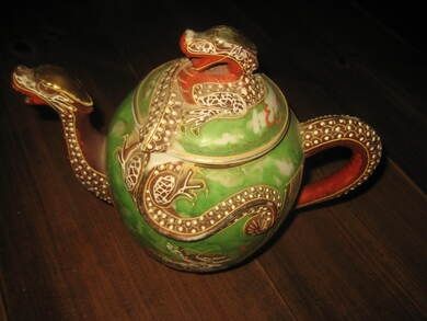 Chinesisk tekanne, meget dekorativ, ca 14 cm høg, alder ukjendt. Dette er nr 1