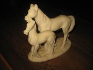 Hest og f&oslash;ll i porselen ca 14 cm lang 14 cm h&oslash;g meget pen 50-60 tallet