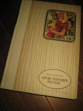 METALIOUS: EN BY VED NAVN PEYTON 1965
