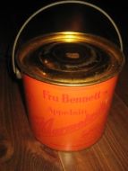 Meget pent spann med lokk og hank FRU BENNETS APPELSIN MARMELADE ca 16 cm i diameter 15 cm høgt 60 tallet